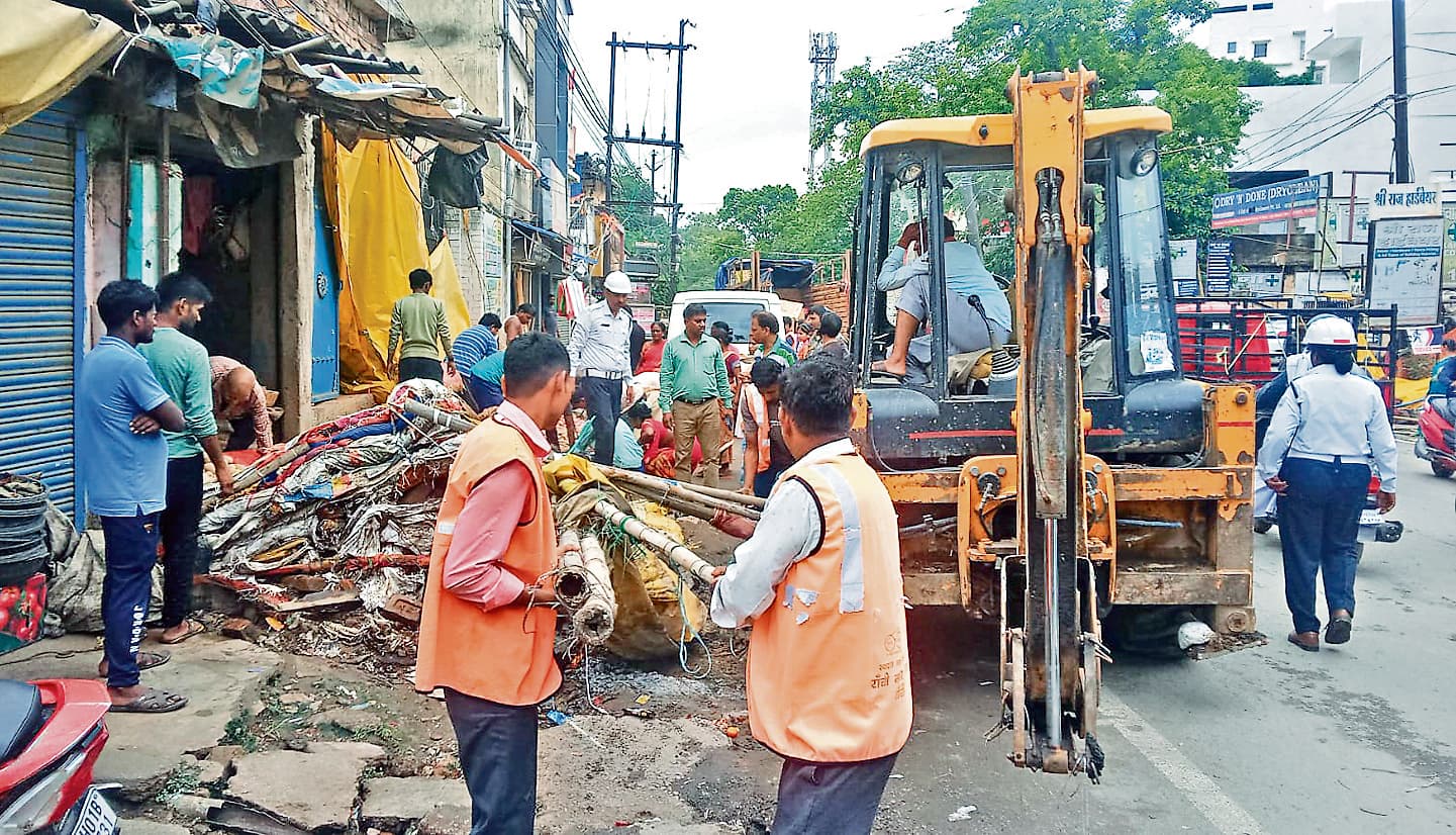 मेन रोड और कोकर-लालपुर मार्ग में अभियान चला हटाया गया अतिक्रमण