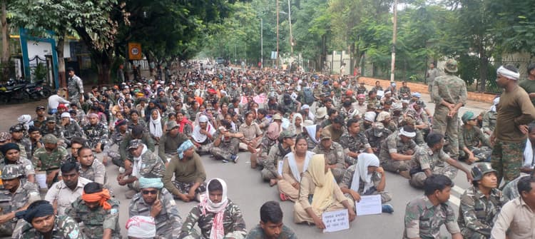 आश्वासन के बाद सहायक पुलिसकर्मियों का आंदोलन समाप्त