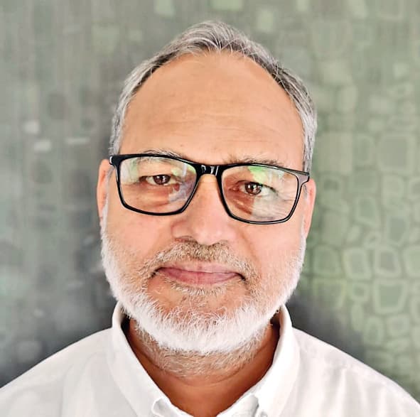 सेवानिवृत्ति के आठ वर्ष बाद प्रोफेसर के पद पर प्रोन्नत