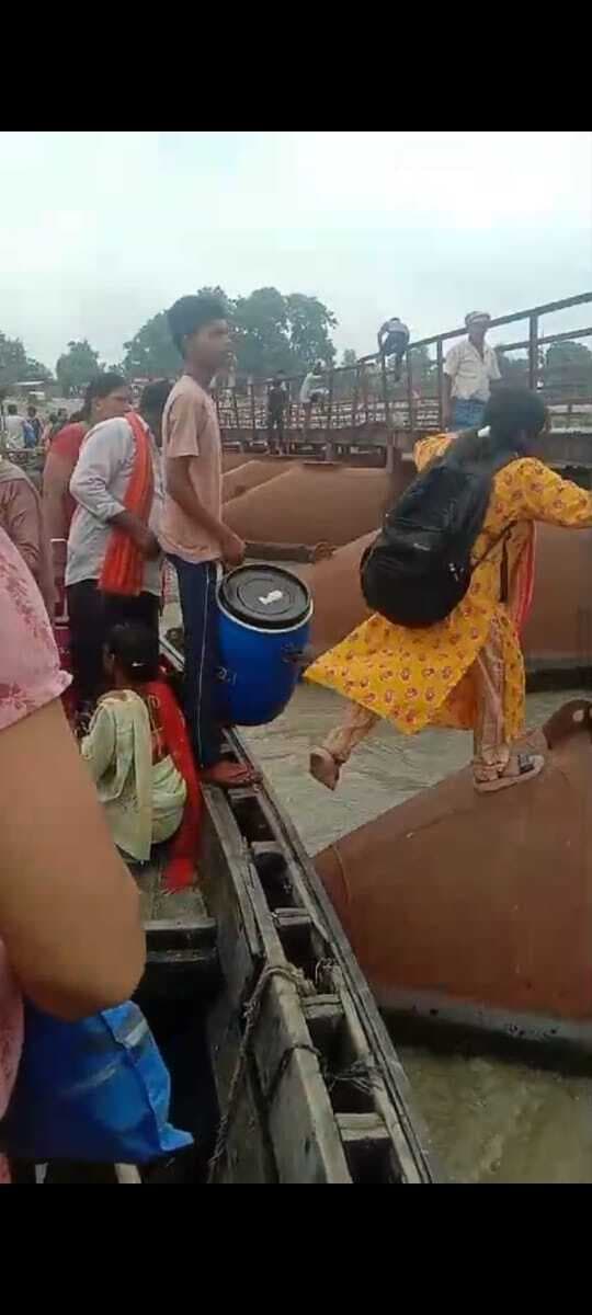 कच्ची दरगाह में पीपा पुल के ड्रम से टकरायी नाव, बचे सौ यात्री