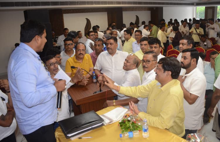 हंगामेदार रही जिला चेंबर की आमसभा, नहीं बनी सहमति