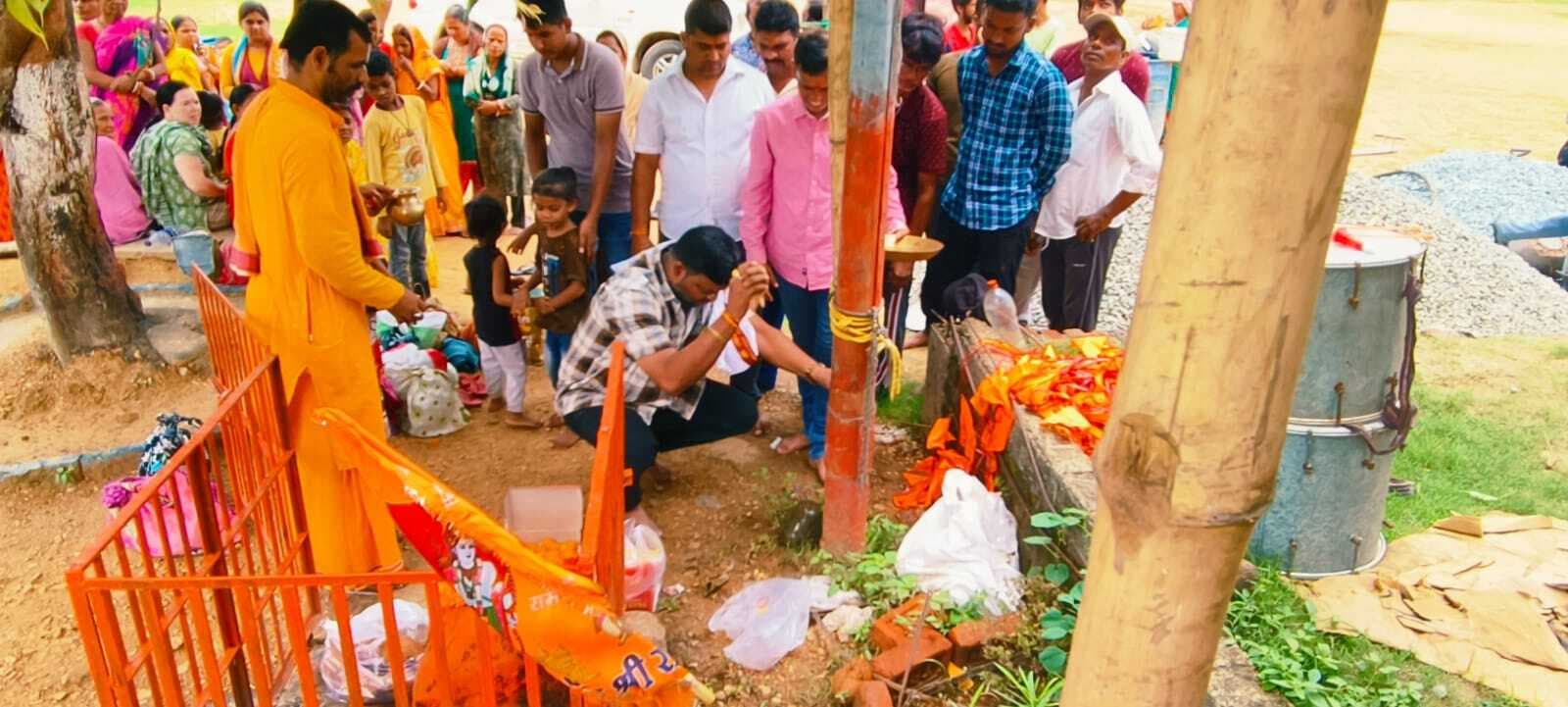 नामोटोला में हनुमान मंदिर की छत ढलाई कार्य का शुभारंभ