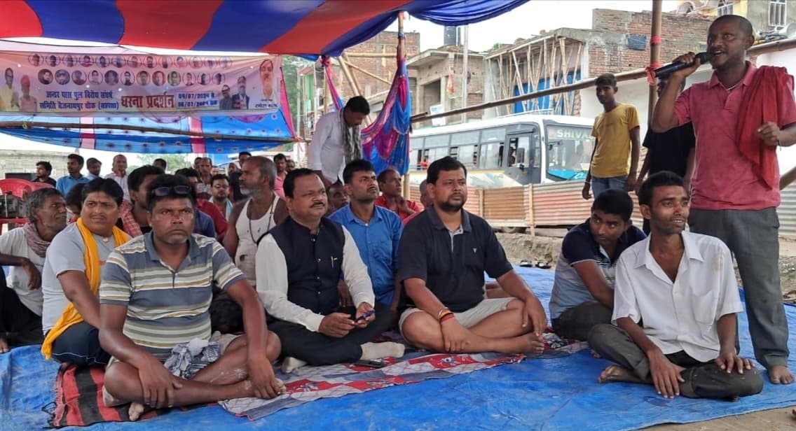 दुकानदारों ने अपनी दुकान बंद कर अनशन को दिया समर्थन