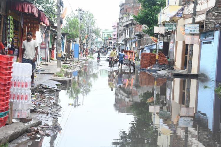 लगातार हो रही बारिश से शहर लबालब