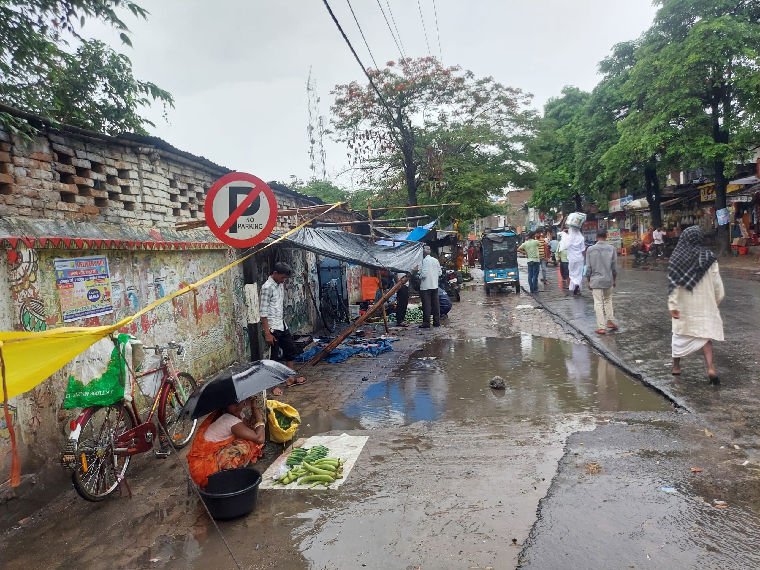 नहीं बस पायी नयी सब्जी मंडी, बारिश में गंदे पानी के बीच बिक रही सब्जी, अब नये कांसेप्ट पर बसेगी सब्जी मंडी