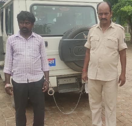 ठेला पर घास से ढंकी शराब पुलिस ने की जब्त, तस्कर गिरफ्तार