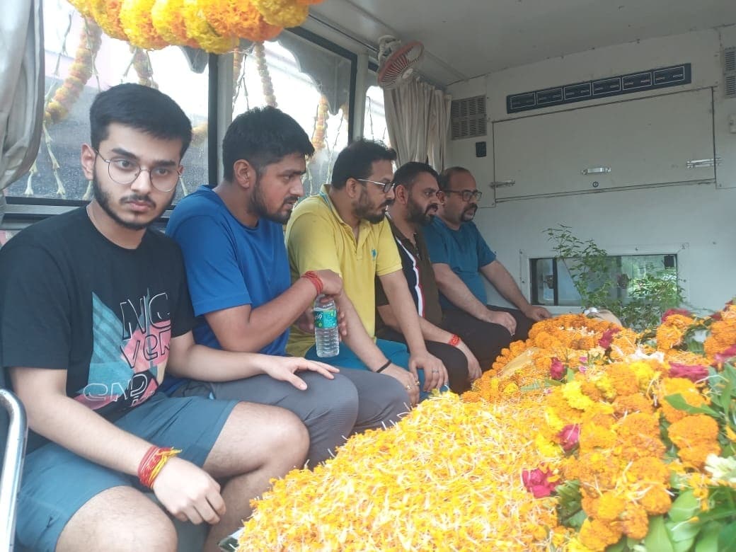 मनिहारी में गंगा तट पर पंचतत्व में विलीन हो गये रमेश बाबू, ज्येष्ठ पुत्र राजेश ने दी मुखाग्नि