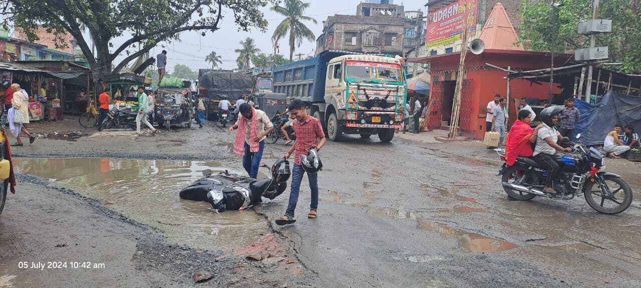 भागलपुर- हंसडीहा एनएच पर सावन में डाक कांवरियों की राह है कठिन, रास्ते में गड्ढे ही गड्ढे