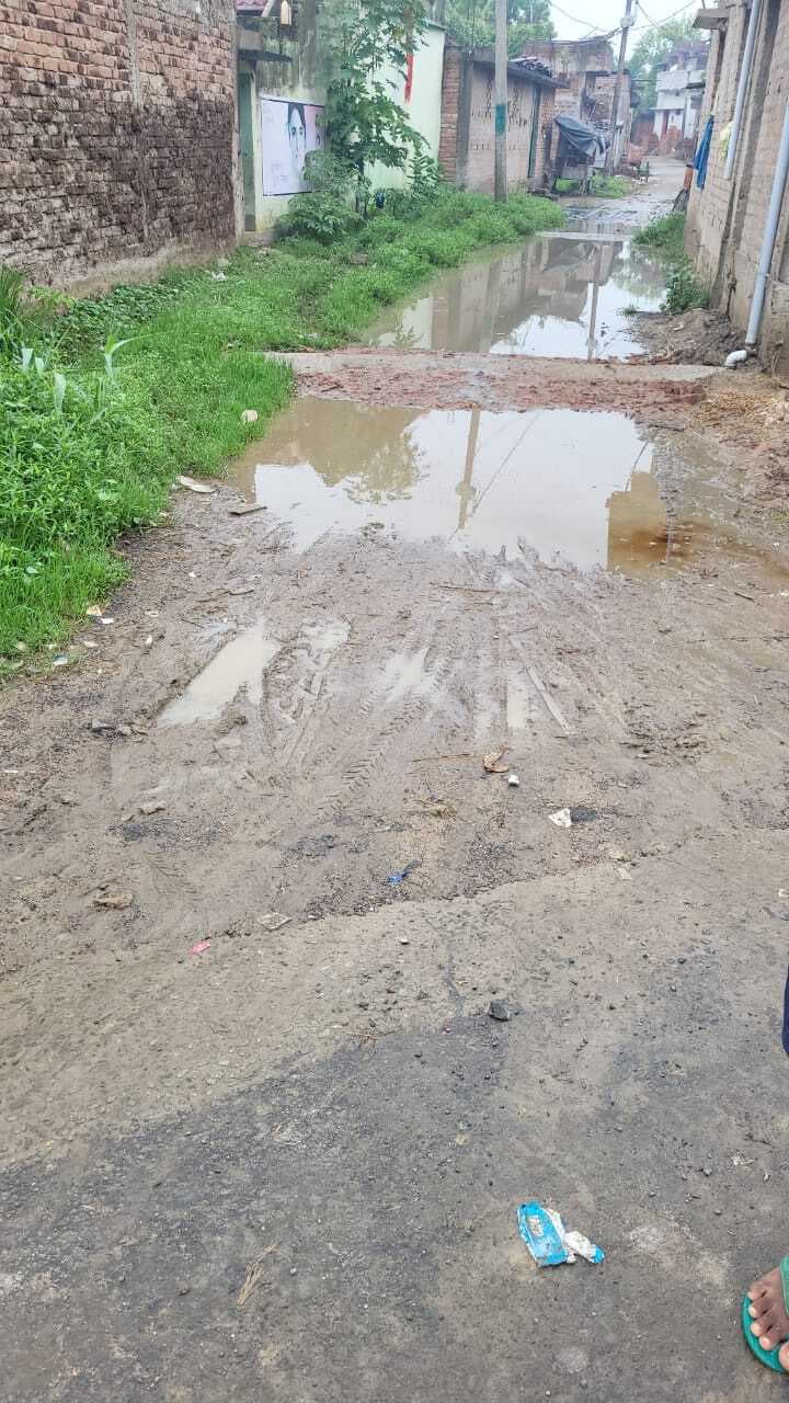 नाली के मुहाने पर अतिक्रमण से लोगों के घरों व ग्राम कचहरी में घुस रहा पानी