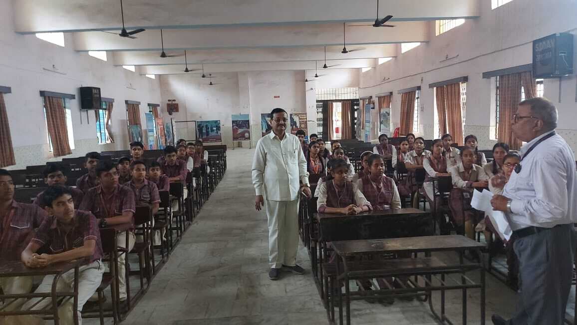 प्राचार्य ने कक्षा में अनुशासन बनाये रखने की दी सलाह