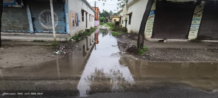 भारी बारिश से शीतला मंदिर के पास हो रहा कटाव, सड़कों पर जलजमाव