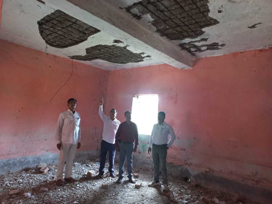 विद्यालय में घटिया निर्माण कार्य देख ग्रामीण हुए उग्र, कार्य को रोका.