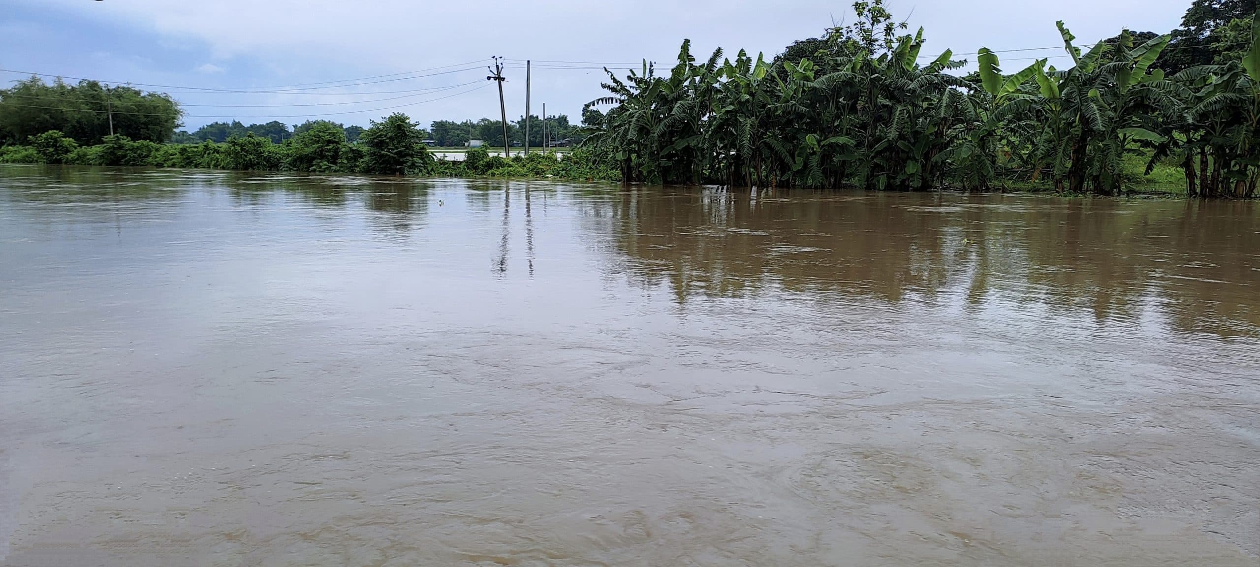 भारी बारिश में उफनाई नदी