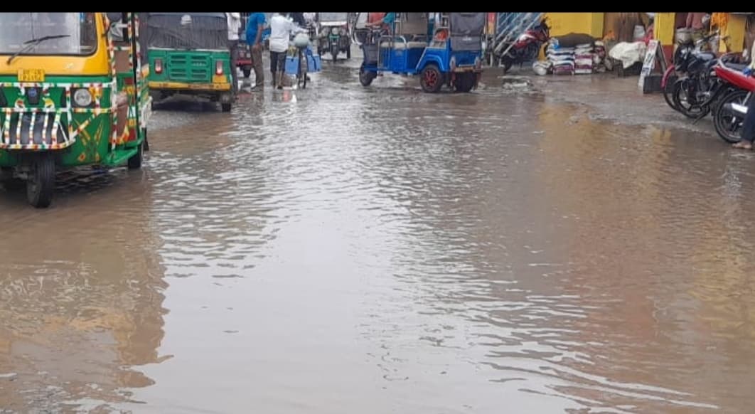 जलजमाव से सोनो की मुख्य सड़क बनी तालाब