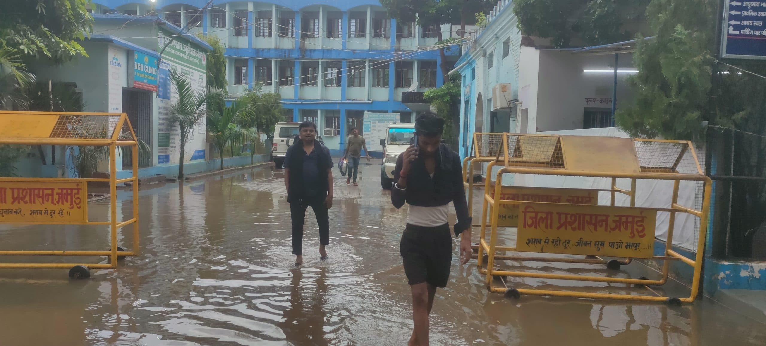 बारिश से सदर अस्पताल परिसर बना तालाब