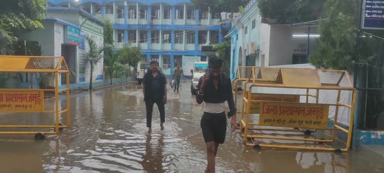 बारिश से सदर अस्पताल परिसर बना तालाब