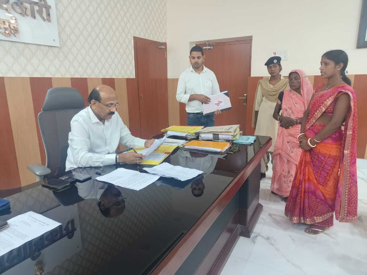 डीएम ने लगाया जनता दरबार, निबटाए कई मामले