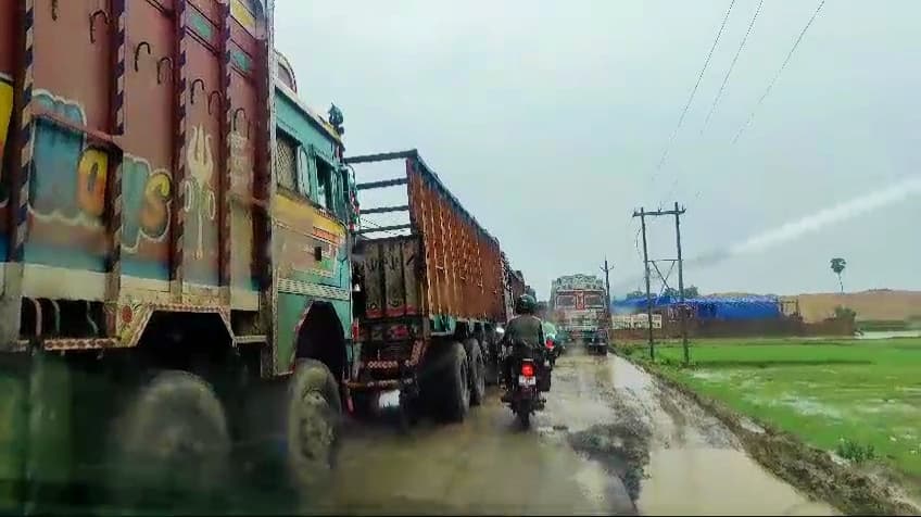 गिद्धौर-कोल्हुआ-जमुई बाइपास घंटों रहा जाम, परेशान रहे लोग