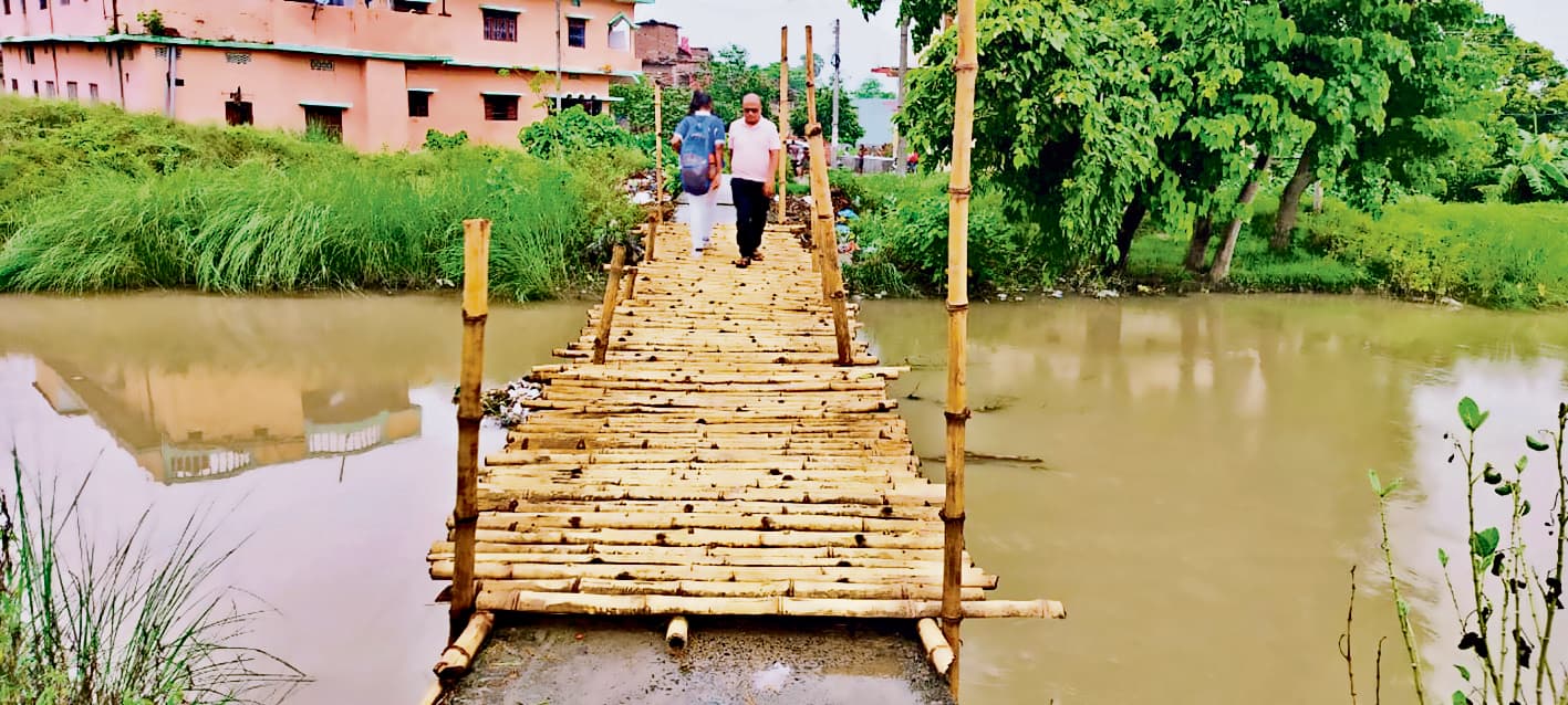 गंडकी नदी पर बने आधा दर्जन पुलों पर खतरा