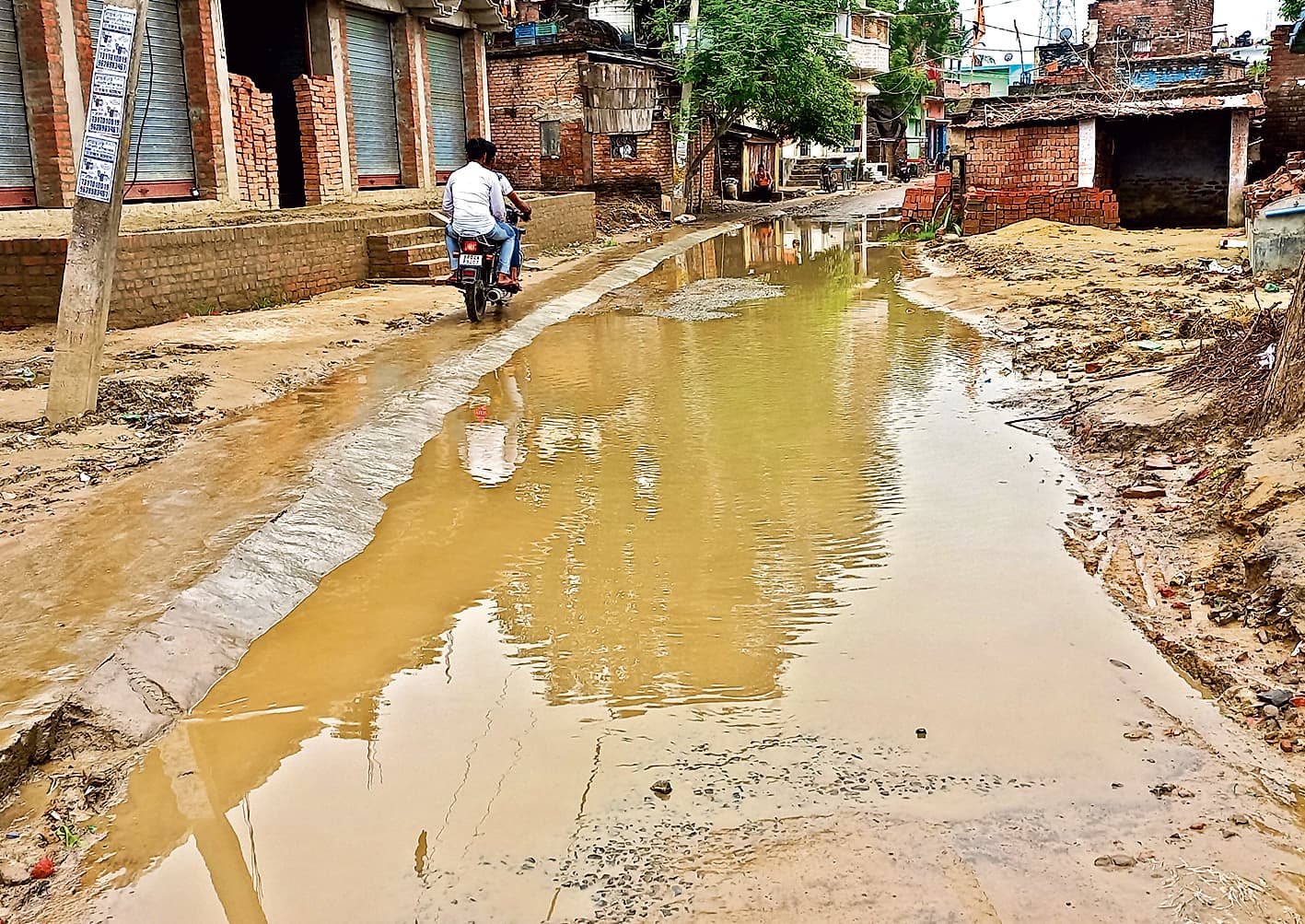रसूलपुर की सड़कों पर बहता रहता है नाले का गंदा पानी
