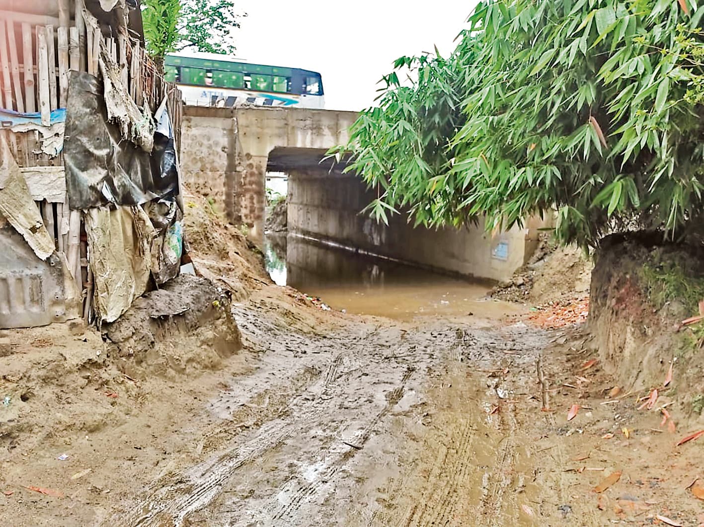 सोनपुर में अंडरपास के अधूरे एप्रोच रोड से आवागमन में परेशानी झेल रही पांच हजार से ज्यादा की आबादी