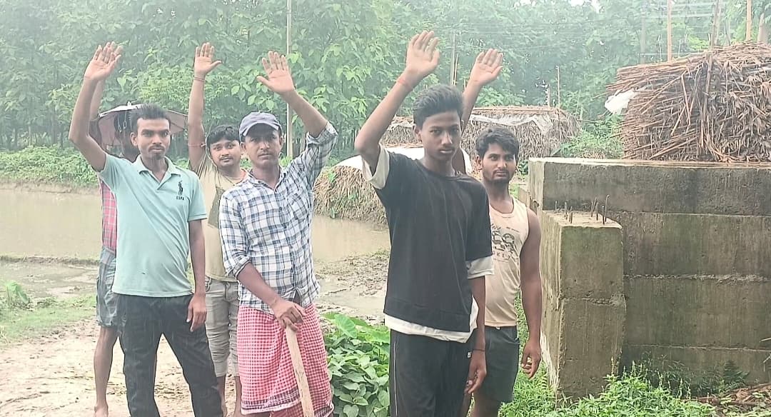 अर्द्धनिर्मित पुल निर्माण की मांग को लेकर ग्रामीणों ने किया प्रदर्शन
