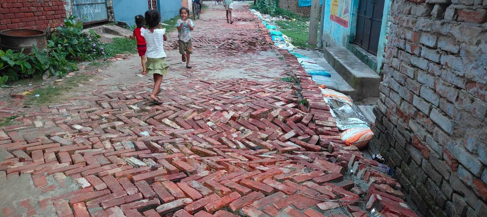 16 लाख से से बनी ईंट सोलिंग सड़क पहली बरसात में ही हो गयी ध्वस्त