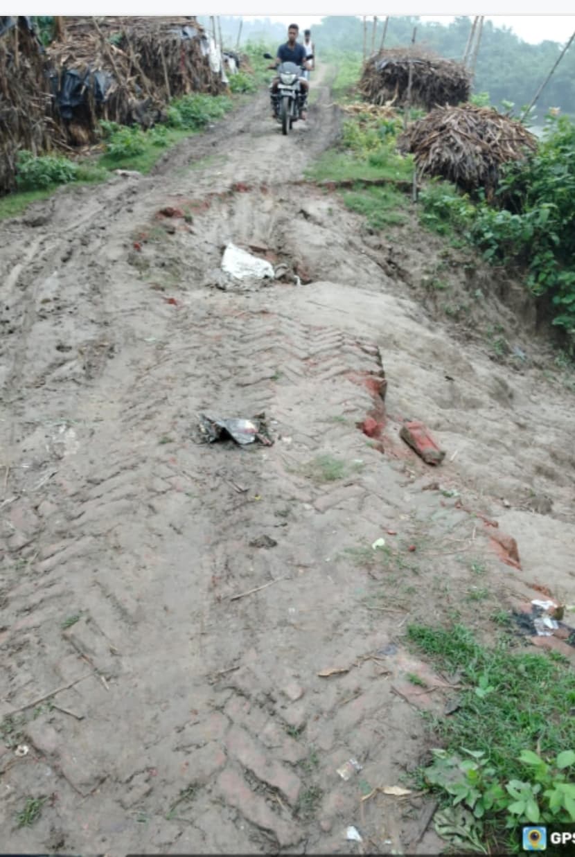 रैनकट से पूर्वी तटबंध पर पैदल चलना हुआ कठिन