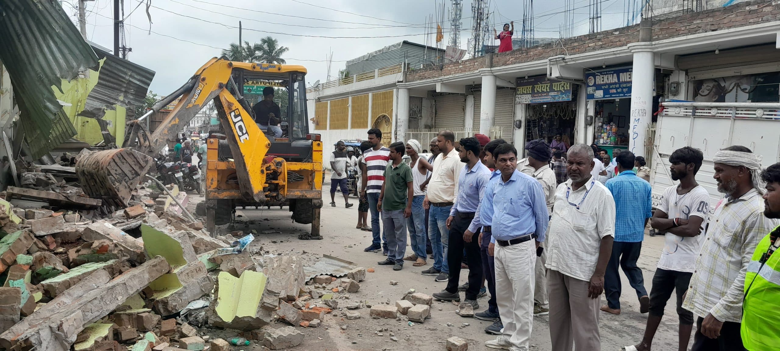 चभच्चा चौक पर अतिक्रमित भाग में बने मकान को किया गया जमींदोज