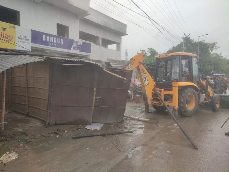 लोहिया चौक से सैदनगर विश्वकर्मा मंदिर तक अतिक्रमण के खिलाफ चला बुल्डोजर