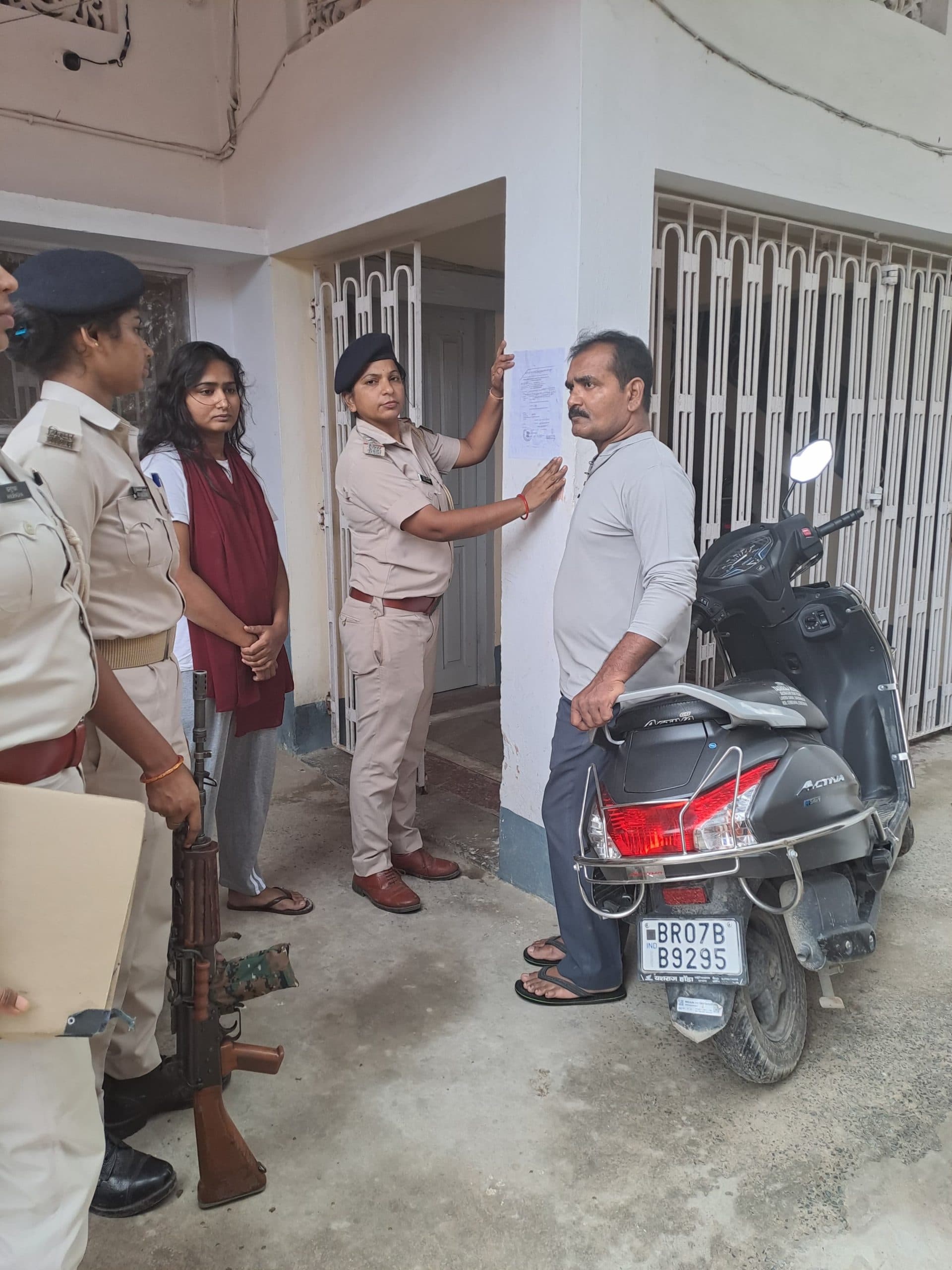 दोस्त की हत्या मामले में पुलिस ने दो फरार आरोपितों के घर चिपकाया इश्तेहार