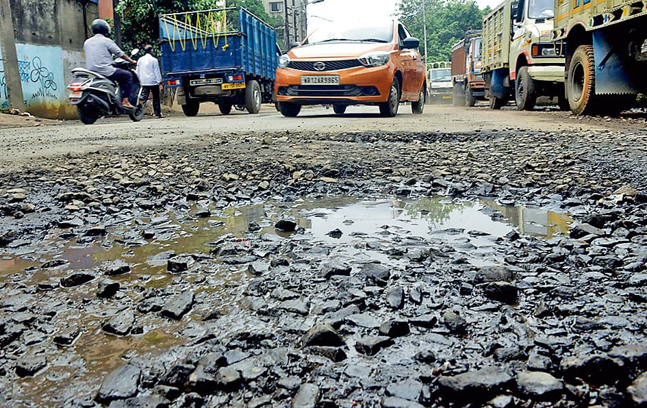 मॉनसून ने दी दस्तक, पर नहीं बदली बदहाल सड़कों की हालत