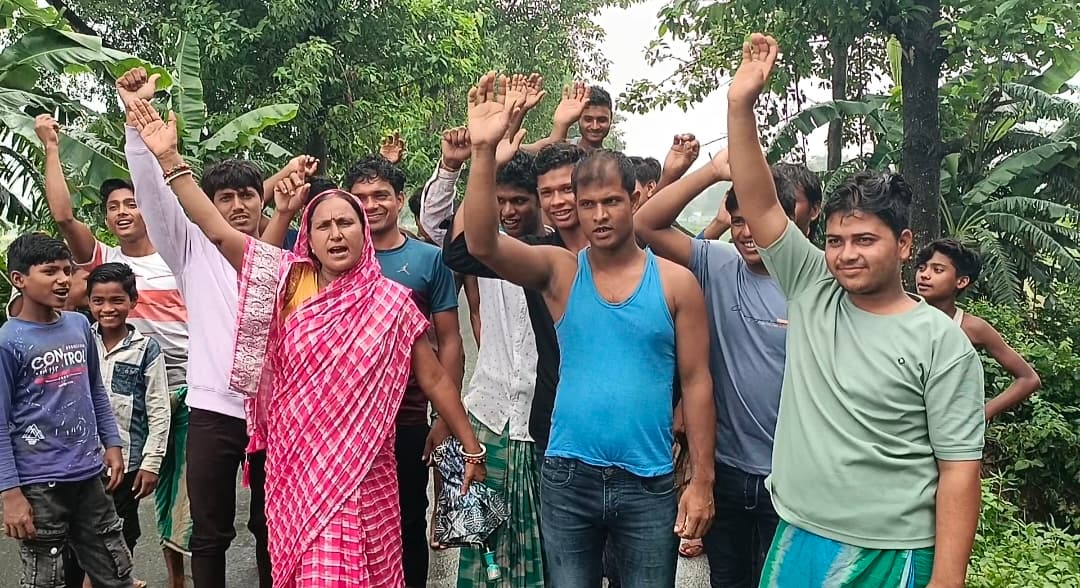 भासना धार के समीप सड़क किनारे मिट्टी धंसने से कटाव हुआ तेज, ग्रामीणों व किसानों की बढ़ी चिंता