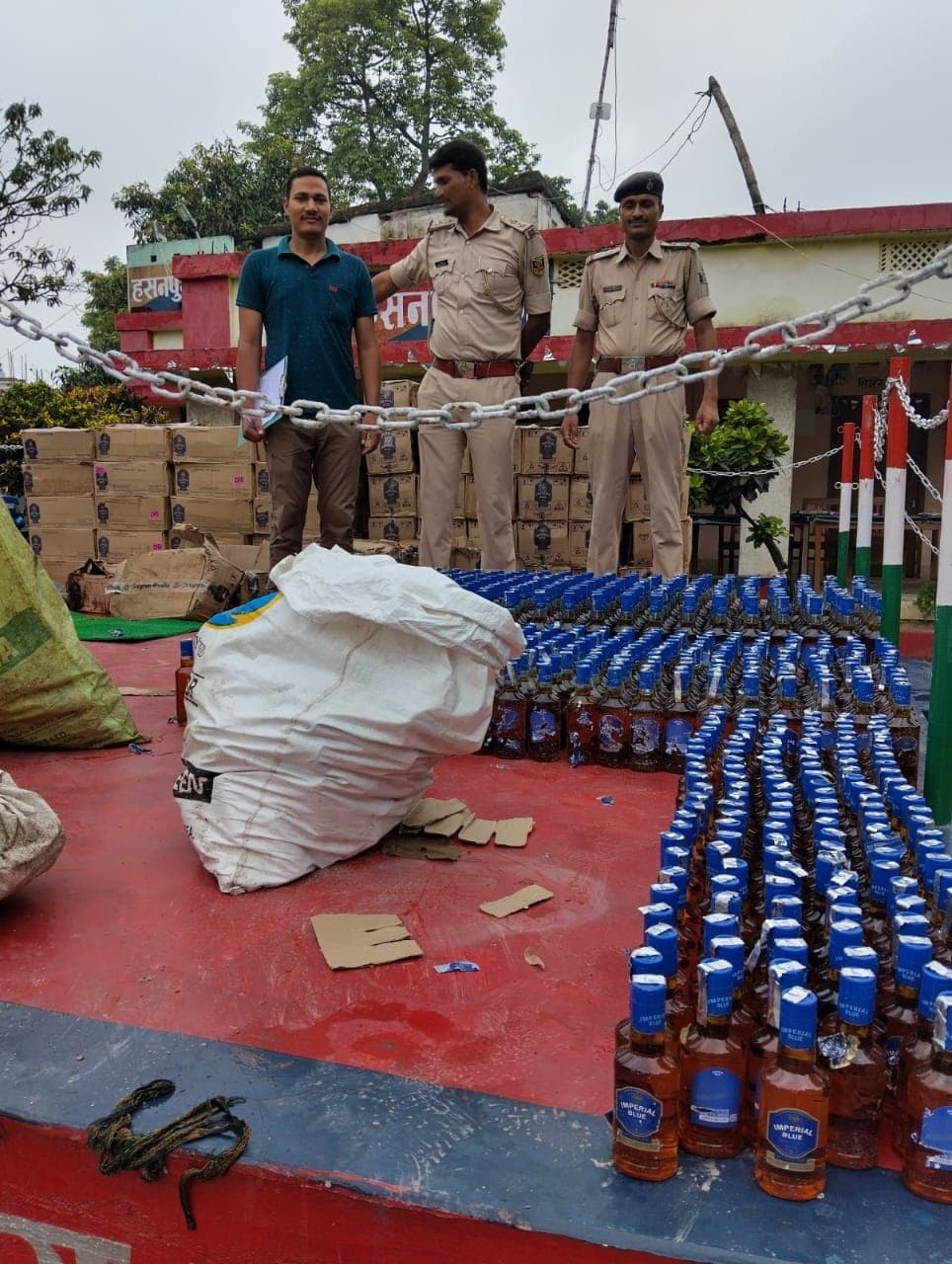 मुर्राह बभन चौर से बोलेरो पर लदी शराब जब्त