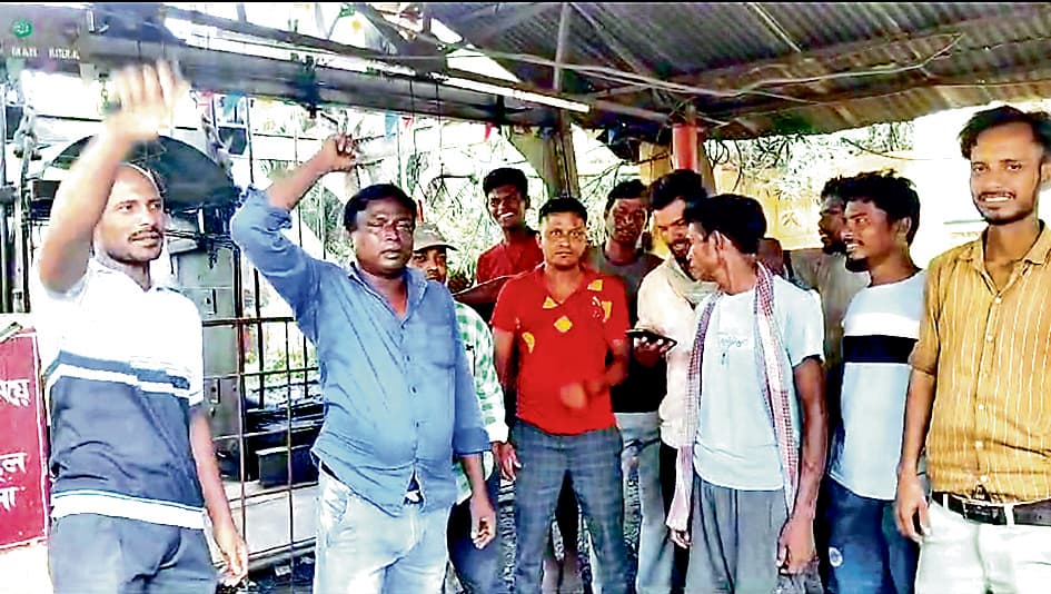 लोगों ने सिदुली कोलियरी के सामने किया प्रदर्शन