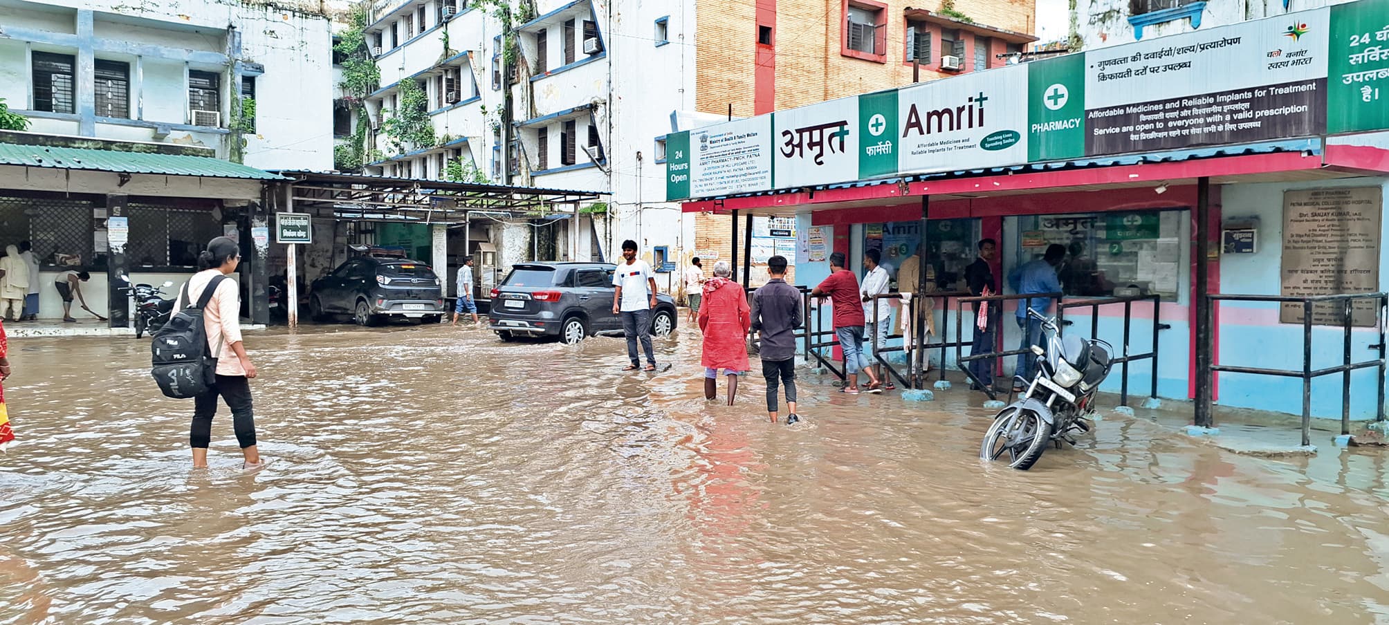 कई जगह दो फुट तक पानी