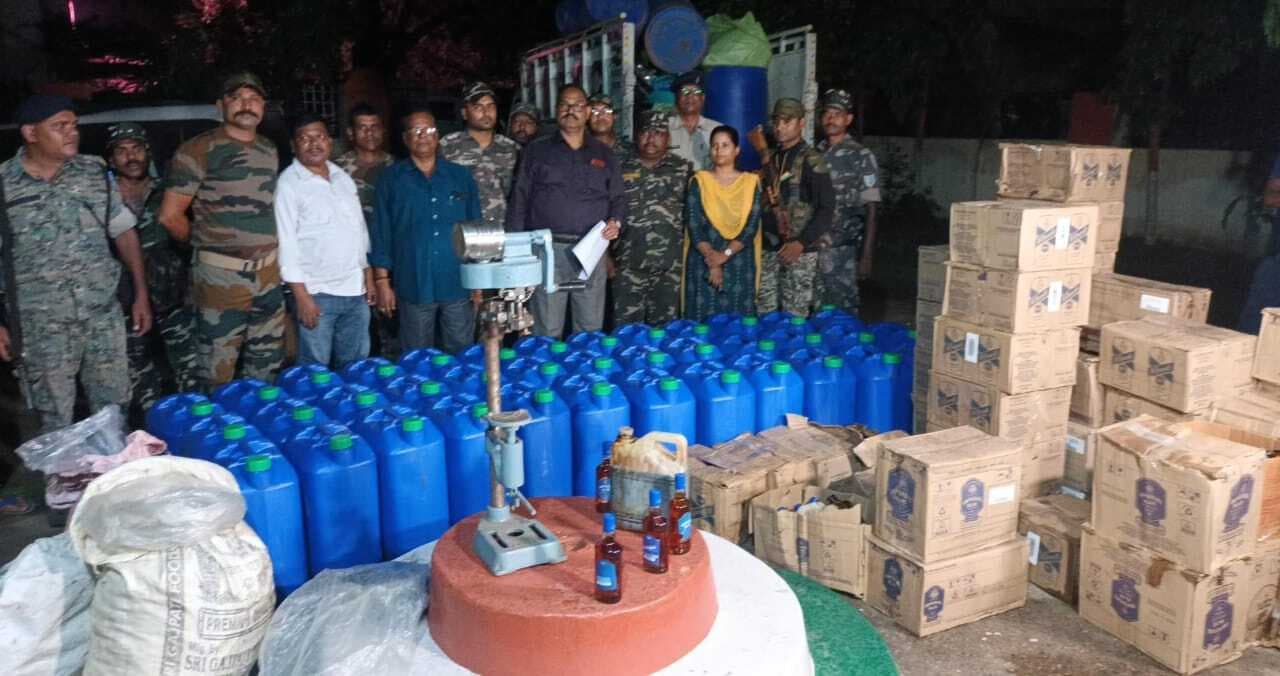 पूर्वी टुंडी में अवैध विदेशी शराब की फैक्ट्री में छापा, नकली शराब समेत भारी मात्रा में सामान जब्त