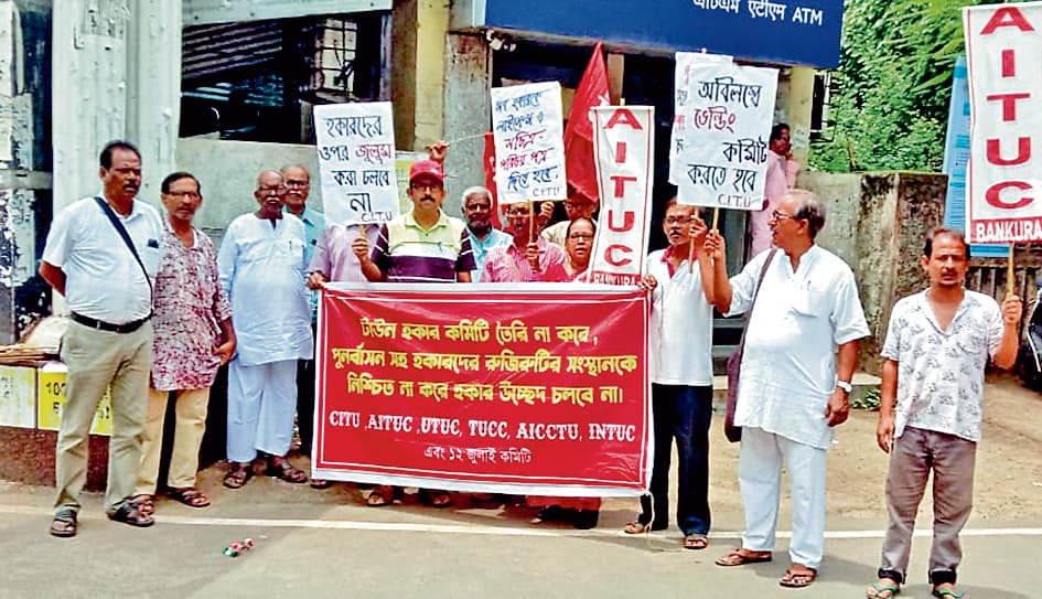 हॉकरों के पुनर्वास की मांग पर एसडीओ को वामपंथी संगठनों ने दिया ज्ञापन