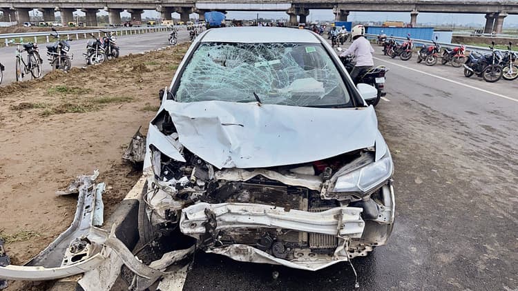 पुनपुन में तेज रफ्तार कार ने बाइक को रौंदा, पिता और बेटी-बेटे की मौत