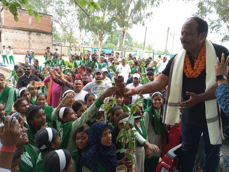 प्रदीप प्रसाद ने छात्रों के बीच पौधे का किया वितरण