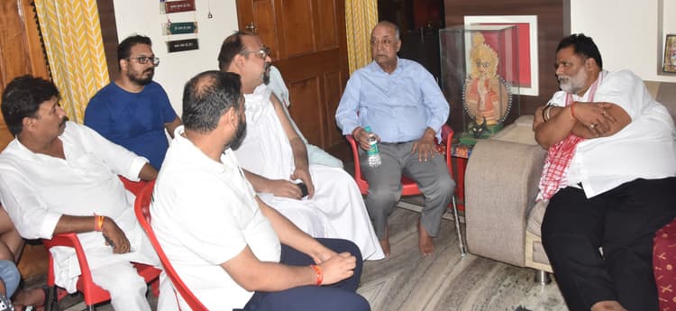 रमेश मिश्रा के शोकाकुल परिवार से मिल सांसद ने जताया शोक