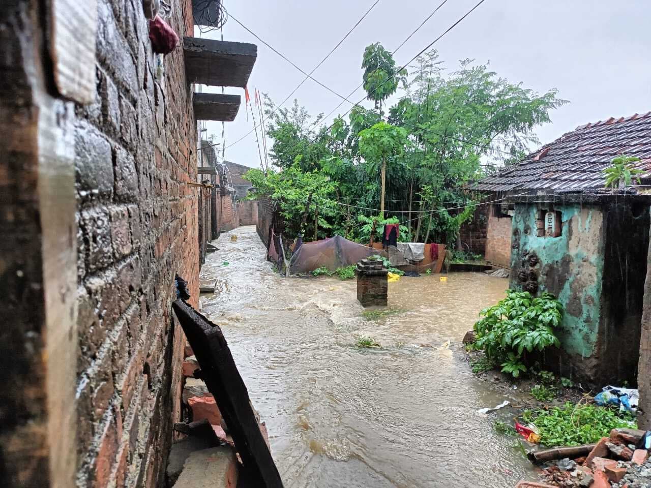 दो घंटे हुई बारिश से घराें में घुसा पानी, सड़कें जलमग्न