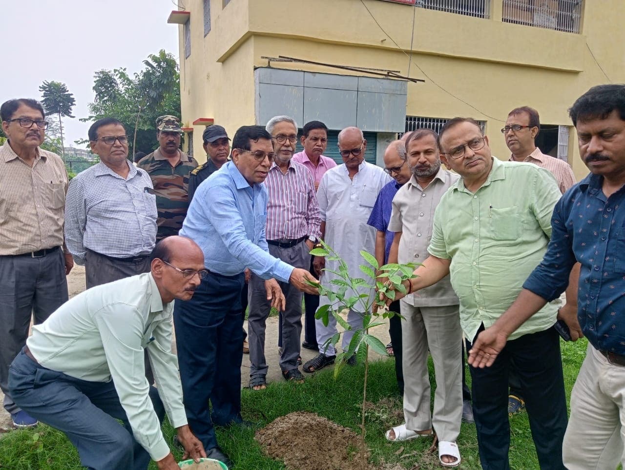 पर्यावरण के लिए हरेक व्यक्ति कम से कम एक पेड़ जरूर लगायें : प्रो राजनाथ