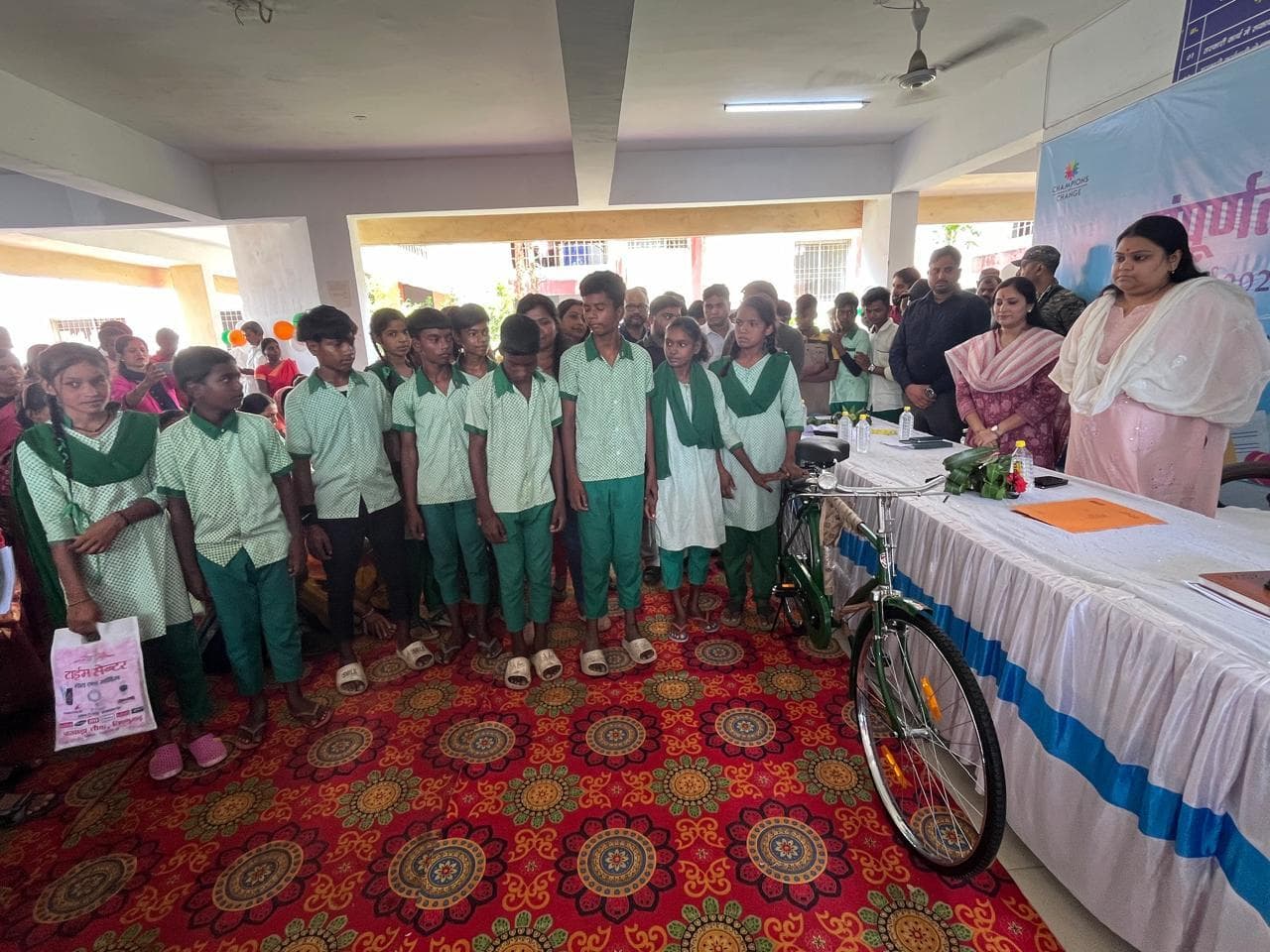 कटकमदाग से संपूर्णता अभियान शुरू, बच्चों के बीच साइकिल वितरण
