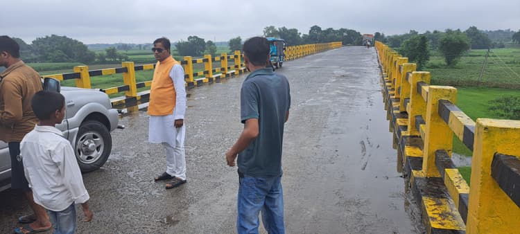 पुल का बीम क्रेक, लोग भयभीत, 13 साल पहले हुआ था निर्माण