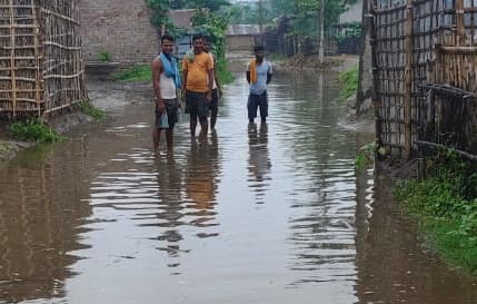 शिशवा गांव की सड़क झील में तब्दील, नहर से आवागमन की मजबूरी