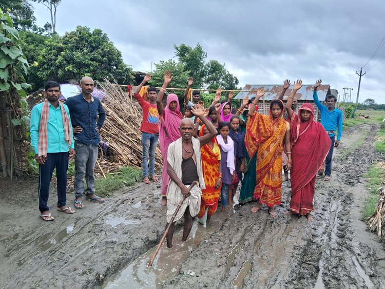 सड़क निर्माण की मांग को ले लोगों ने जताया विरोध