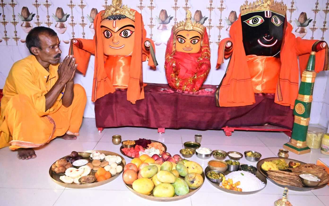 भाई-बहन के साथ भगवान जगन्नाथ को लगाया छप्पन भोग