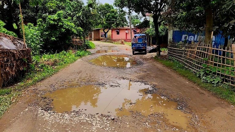 रसिया से साबोडांगी जाने वाली सड़क जर्जर, गड्ढे में हुआ तब्दील
