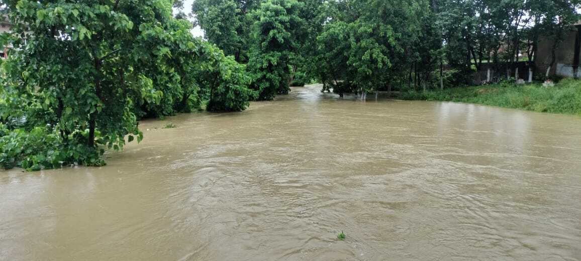 नेपाल के जलग्रहण क्षेत्र में बारिश से उफान के कगार पर पहाड़ी नदियां
